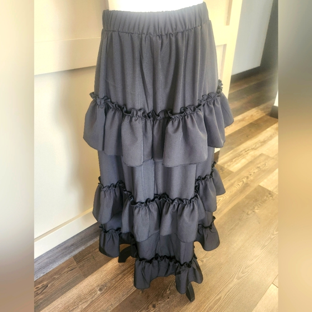 Romwe Ruffled Skirt. Black. Size Large.